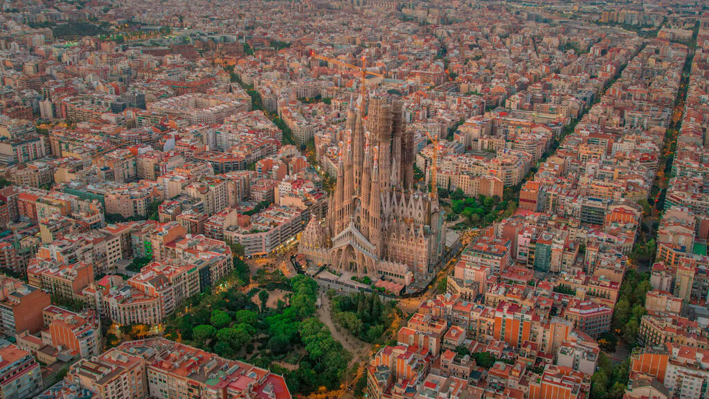 A Masterpiece That Refuses to Stand Still - Tour in Barcelona - 1